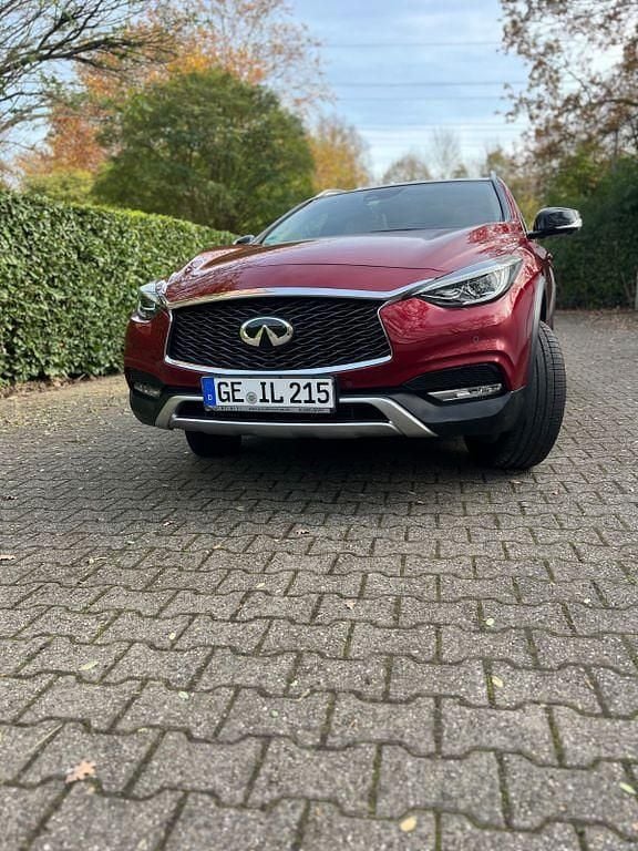 Gebraucht Infiniti QX30 170 PS (125 kW) 2016 Rot SUV
