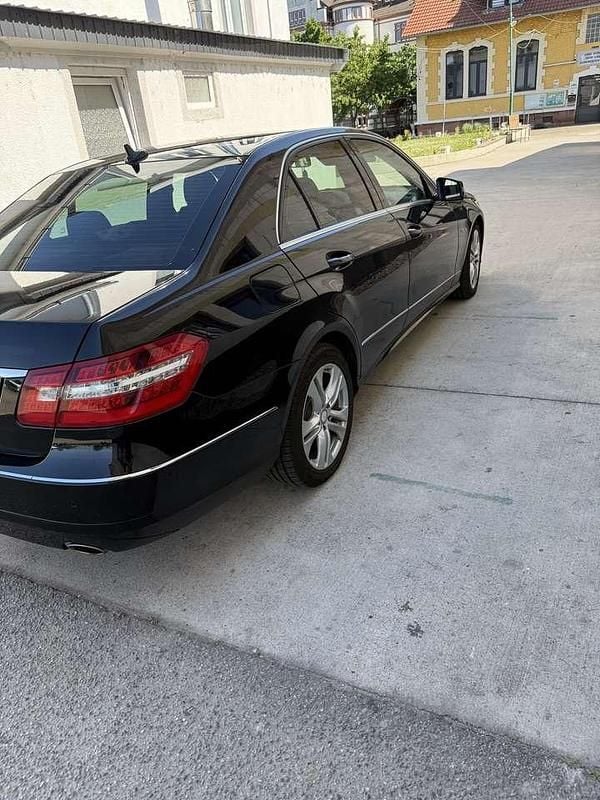 Schwarz Gebraucht 2011 Mercedes E300 Avantgarde Kombi | 12.450 € (Etwas zu teuer) - Bild 1/4