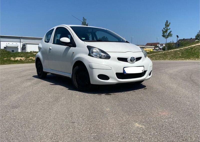 Weiß Gebraucht 2010 Toyota Aygo Kleinwagen | 1.599 € (Guter Preis) - Bild 1/4