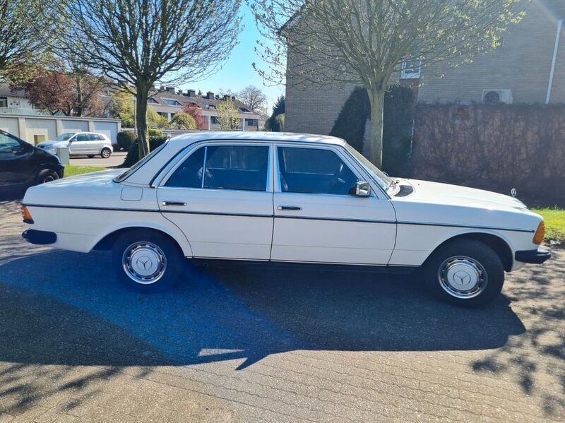 Weiß Gebraucht 1984 Mercedes E230 Limousine | 9.400 € - Bild 1/4