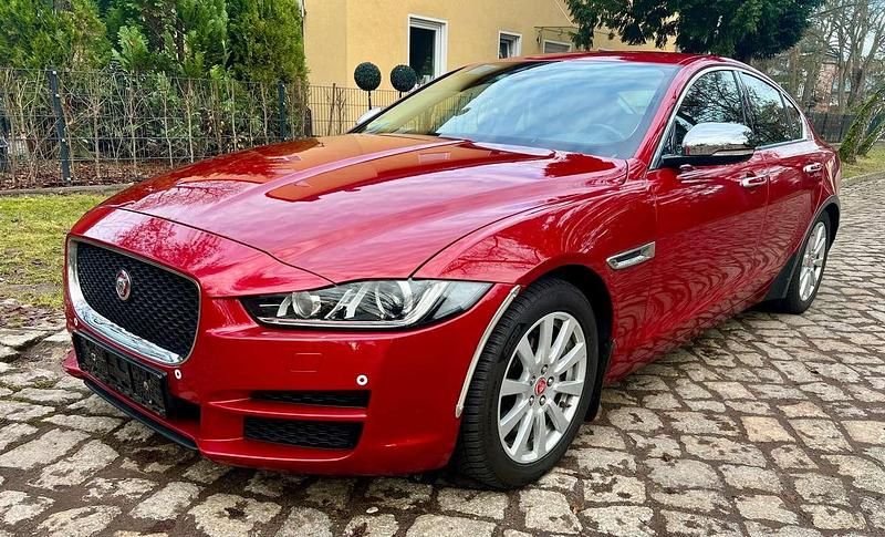 Gebraucht Jaguar XE Pure 200 PS (147 kW) 2017 Firenze red Limousine