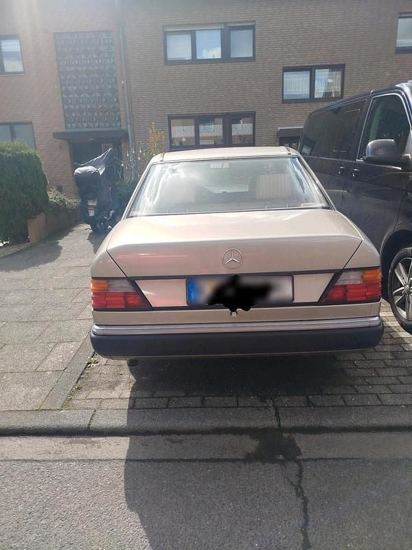 Second-hand Mercedes E230 1990 Bej Berlinǎ