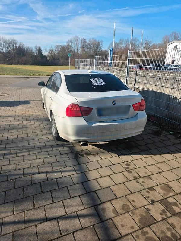 Gebraucht BMW 320 164 PS (120 kW) 2011 Weiß Limousine