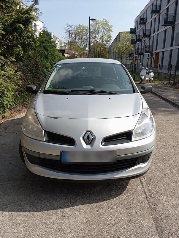 Grau Gebraucht 2009 Renault Clio III Limousine | 2.600 € - Bild 1/4