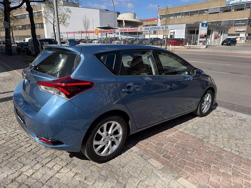 Gebraucht Toyota Auris Edition-S 111 PS (81 kW) 2017 Blau Limousine