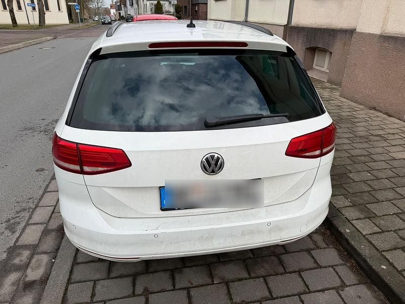 Gebraucht VW Passat 150 PS (110 kW) 2018 Weiß Kombi