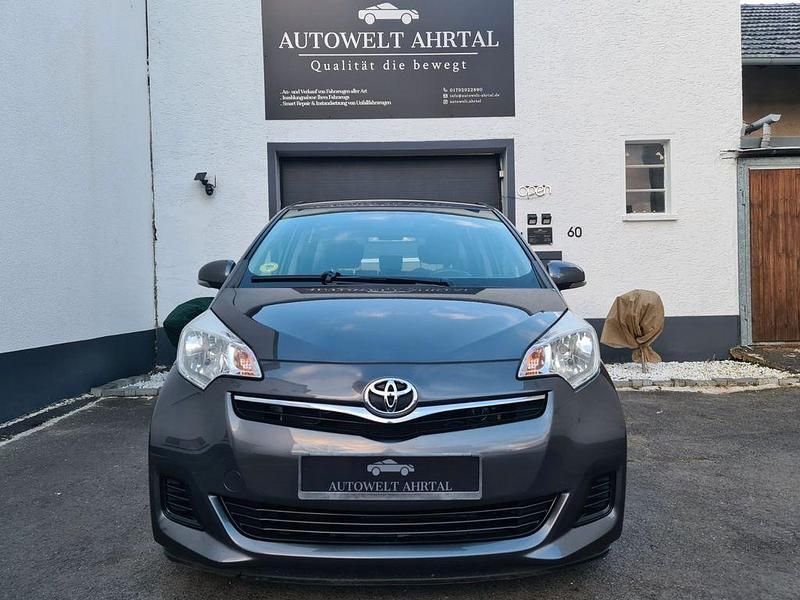 Gebraucht Toyota Verso-S Cool 99 PS (72 kW) 2012 Grau Van / Kleinbus