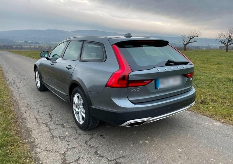 Grau Gebraucht 2019 Volvo V90 CC Kombi | 24.800 € (Guter Preis) - Bild 1/4