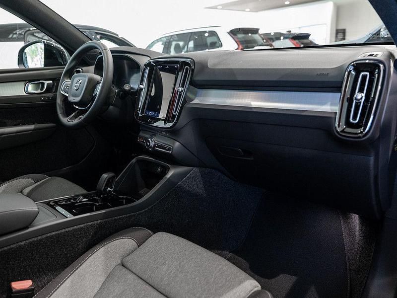 Neu Volvo XC40 Plus 163 PS (119 kW) 2025 Schwarz SUV