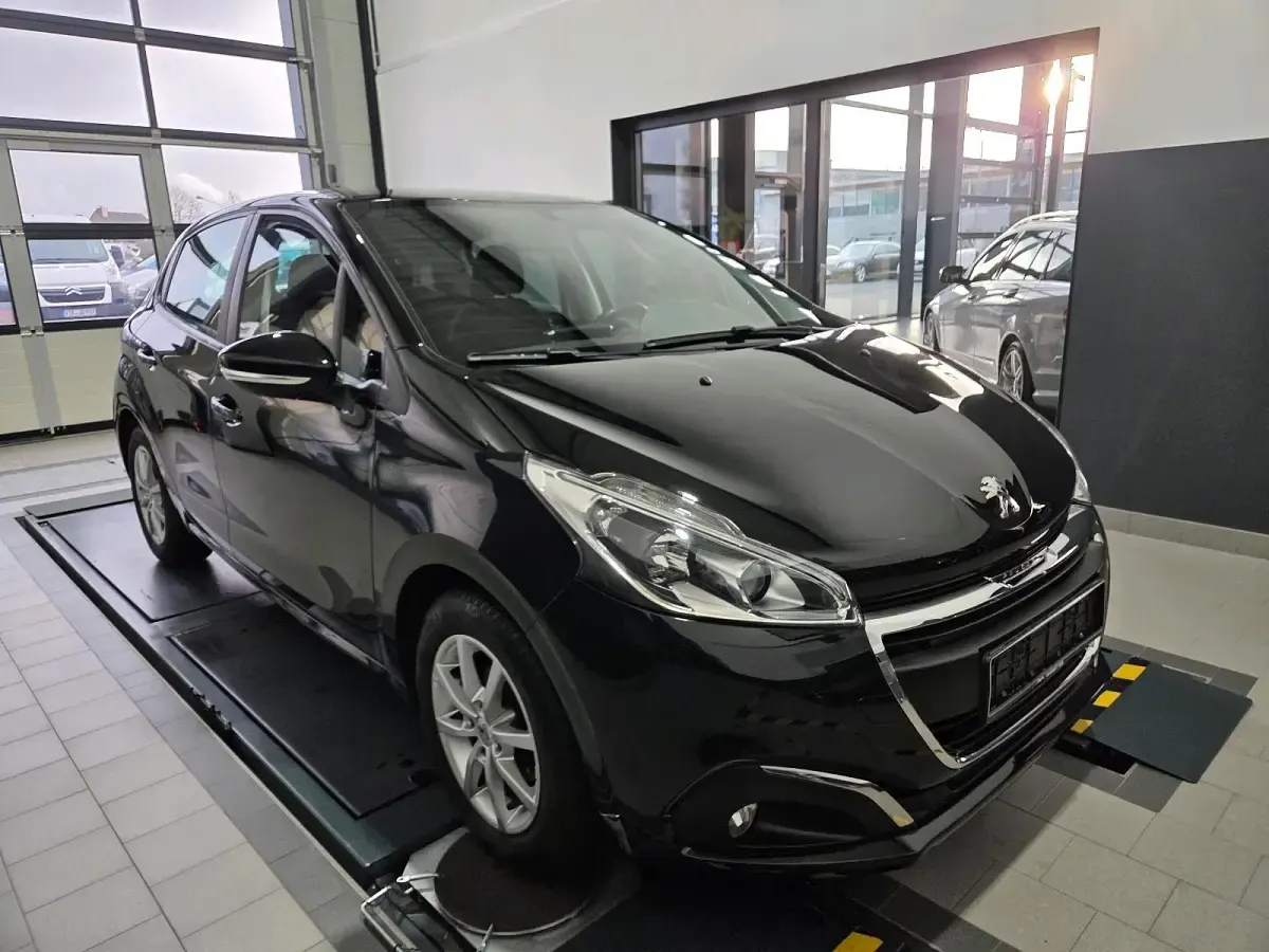Gebraucht Peugeot 208 82 PS (60 kW) 2016 Schwarz Kleinwagen