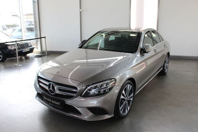 Mojavesilber metallic (metallic) Gebraucht 2018 Mercedes C300 Avantgarde Limousine | 30.900 € (Fairer Preis) - Bild 1/4