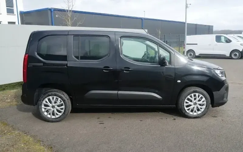 Neu Fiat Doblò Comfort 131 PS (96 kW) 2026 Grau Van / Kleinbus