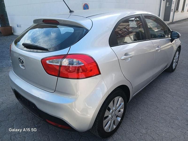 Gebraucht Kia Rio Edition 7 109 PS (80 kW) 2012 Silber Limousine