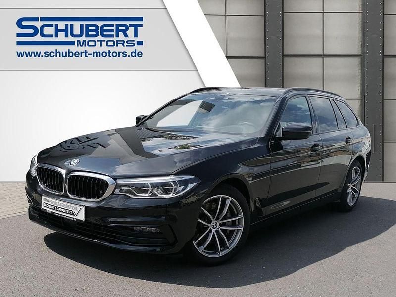 Saphirschwarz metallic Gebraucht 2020 BMW 530 Sport Line Kombi | 37.490 € (Fairer Preis) - Bild 1/4