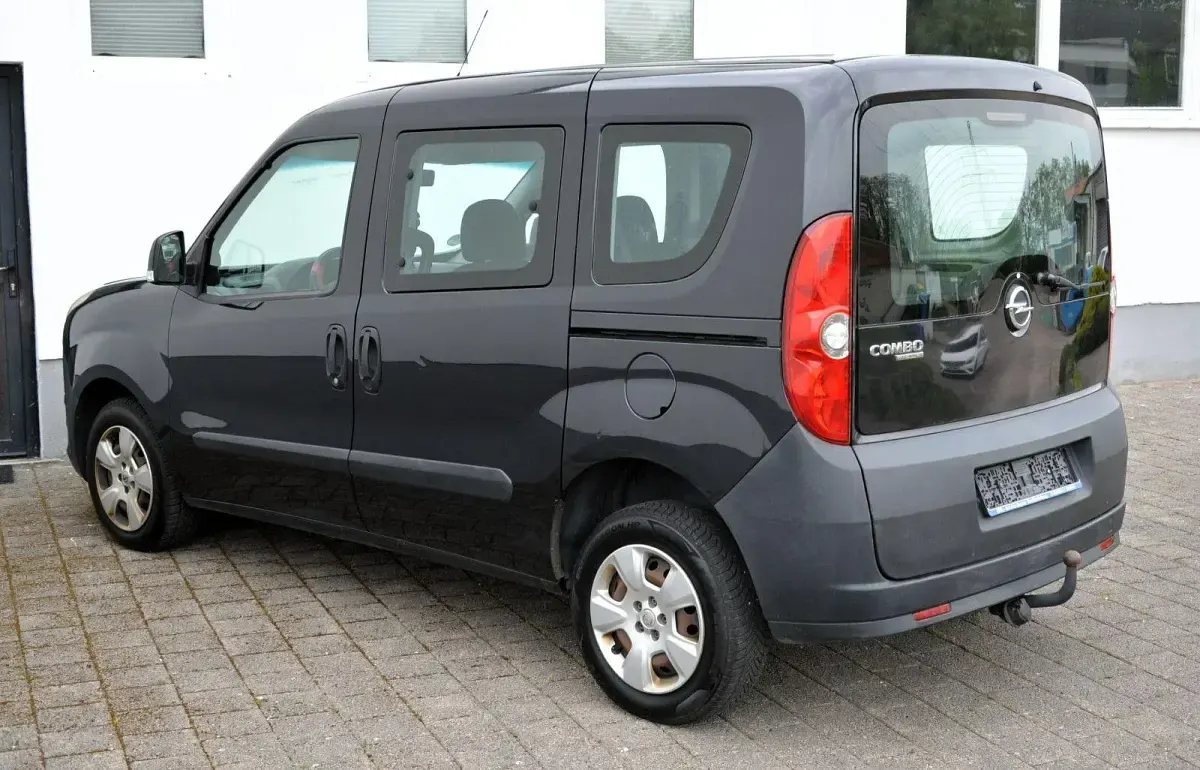 Używany Opel Combo Selection 95 KM (69 kW) 2016 Czarny Minivan