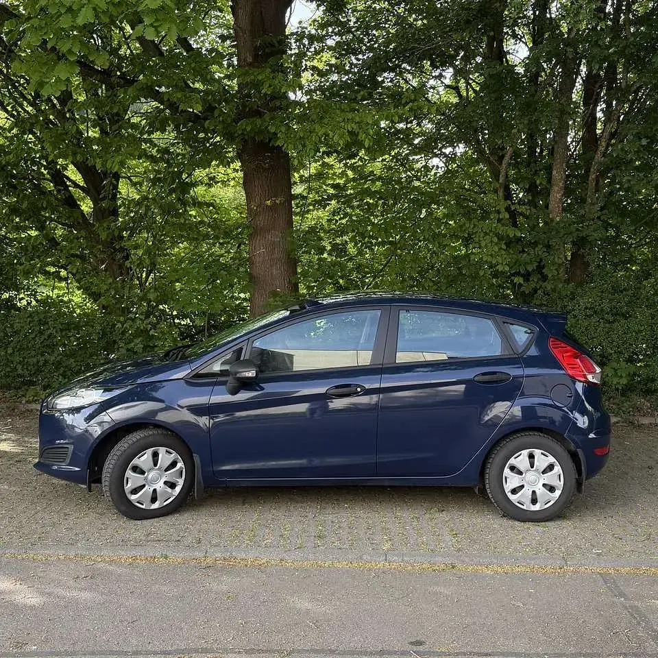 Gebraucht Ford Fiesta 101 PS (74 kW) 2013 Blau Kleinwagen