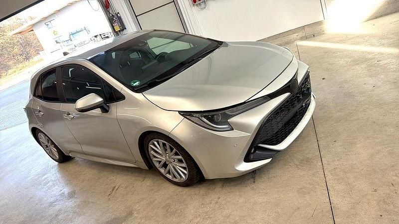 Precious silver Gebraucht 2019 Toyota Corolla Hybrid Club Limousine | 15.833 € (Fairer Preis) - Bild 1/3