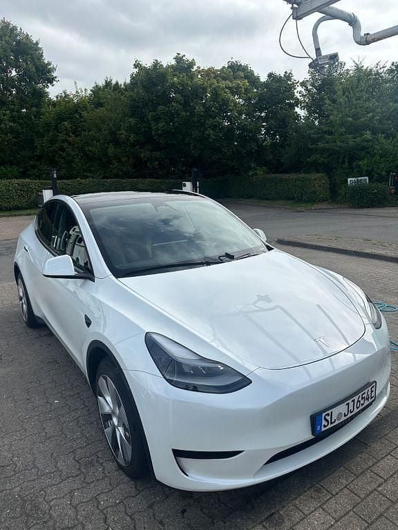 Weiß Gebraucht 2024 Tesla Model Y SUV | 34.000 € (Guter Preis) - Bild 1/4