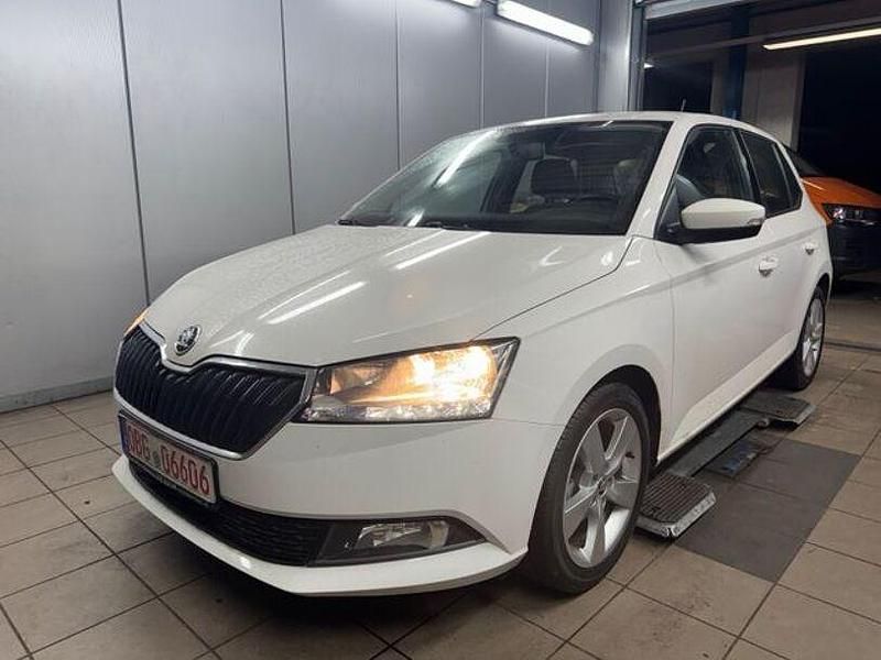 Weiß Gebraucht 2021 Skoda Fabia Cool Plus Kleinwagen | 12.990 € (Fairer Preis) - Bild 1/4