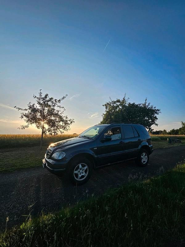 Schwarz Gebraucht 2000 Mercedes ML320 SUV | 1.600 € - Bild 1/4