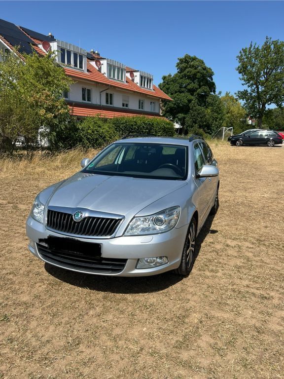 Grau Gebraucht 2012 Skoda Octavia Elegance Kombi | 4.700 € (Guter Preis) - Bild 1/4