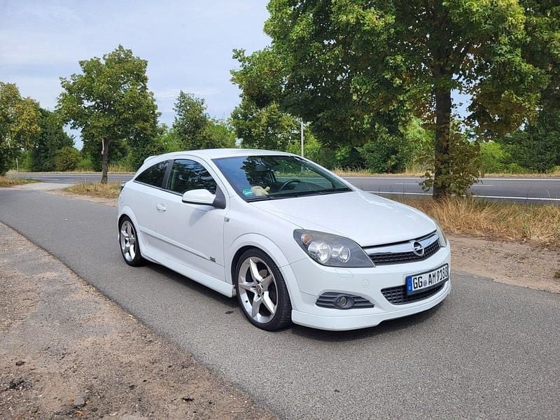 Weiß Gebraucht 2008 Opel Astra GTC OPC Coupé | 4.400 € (Teuer) - Bild 1/4