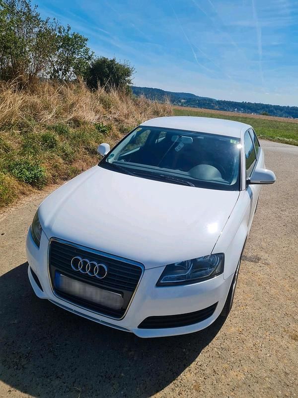 Weiß Gebraucht 2010 Audi A3 Attraction Limousine | 4.250 € (Fairer Preis) - Bild 1/4