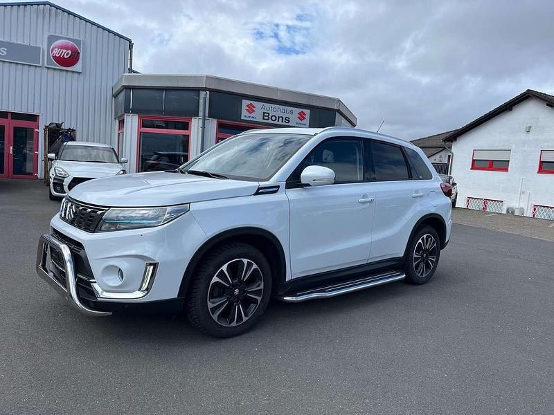 Weiß Gebraucht 2021 Suzuki Vitara Comfort+ SUV | 18.990 € (Fairer Preis) - Bild 1/4