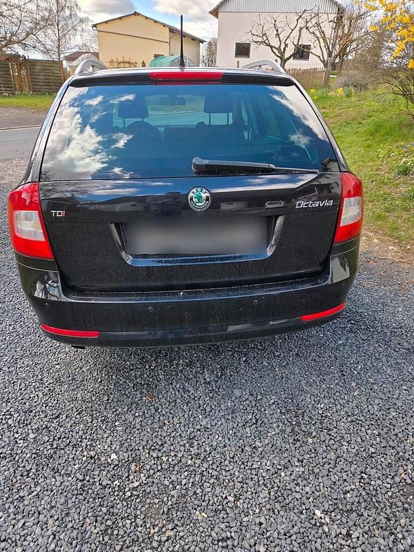 Gebraucht Skoda Octavia 140 PS (102 kW) 2012 Schwarz Kombi