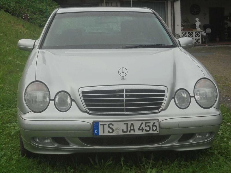 Silber Gebraucht 2001 Mercedes E240 Elegance Limousine | 3.300 € (Fairer Preis) - Bild 1/4
