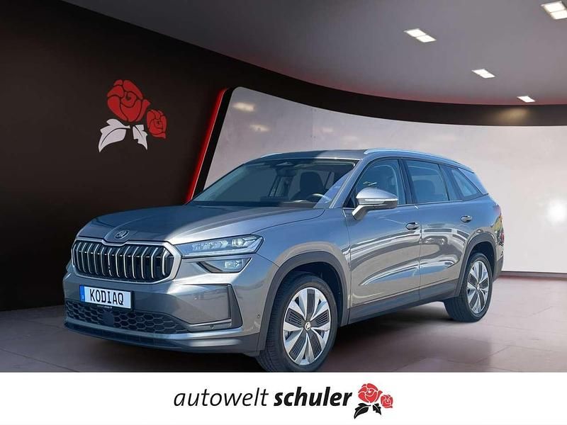 Graphitegrau metallic Gebraucht 2025 Skoda Kodiaq Selection SUV | 47.929 € (Teuer) - Bild 1/4