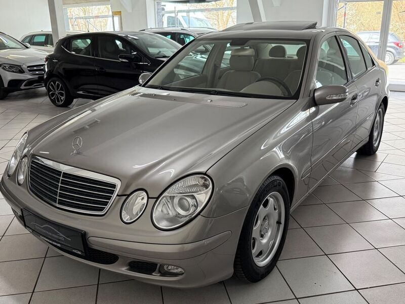 Silber Gebraucht 2005 Mercedes E200 Limousine | 9.500 € - Bild 1/4