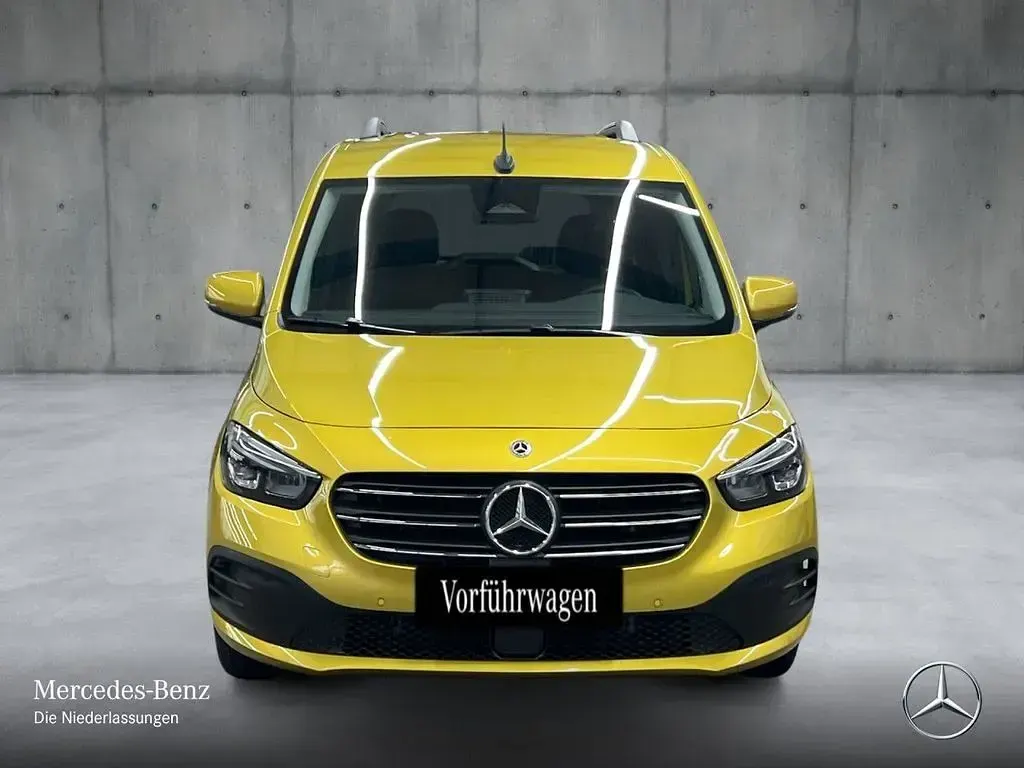 Gebraucht Mercedes T180 Progressive 116 PS (85 kW) 2024 Gelb Van / Kleinbus