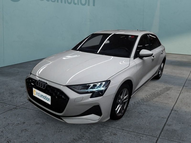 Weiß Gebraucht 2024 Audi A3 Sportback Ambiente Kleinwagen | 34.640 € (Fairer Preis) - Bild 1/2