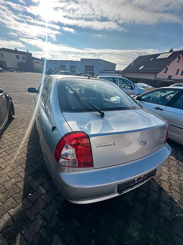 Gebraucht Kia Shuma 114 PS (83 kW) 2004 Grau Kleinwagen