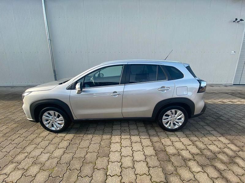 Neu Suzuki SX4 Comfort 110 PS (80 kW) 2025 Silber SUV