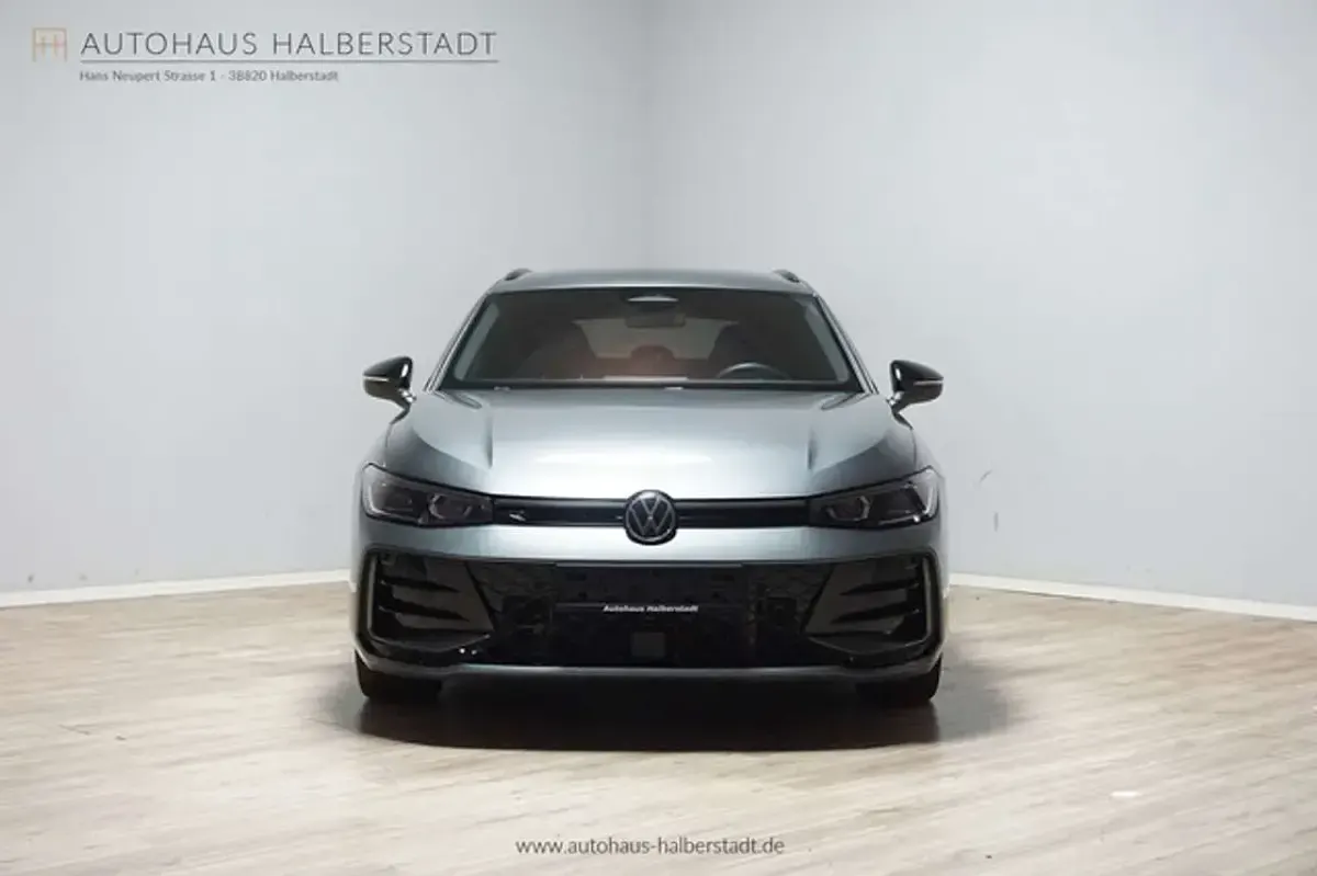 Gebraucht VW Passat R-line 193 PS (141 kW) 2024 Graphitgrau metallic (metallic) Kombi