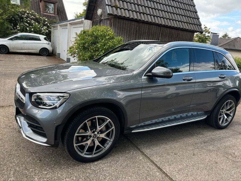 Grau Gebraucht 2021 Mercedes GLC300e AMG line SUV | 38.500 € (Fairer Preis) - Bild 1/4