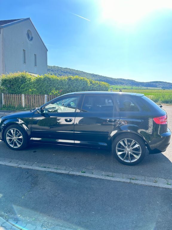 Schwarz Gebraucht 2011 Audi A3 Sportback Ambition Limousine | 5.500 € (Guter Preis) - Bild 1/4