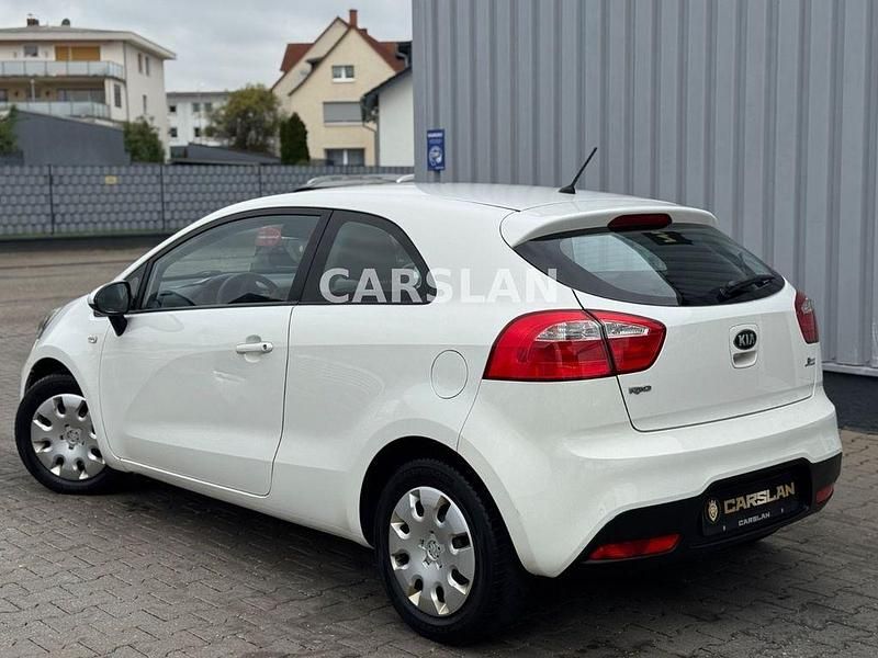 Second-hand Kia Rio DREAM-TEAM Edition 86 CP (63 kW) 2013 Alb Berlinǎ