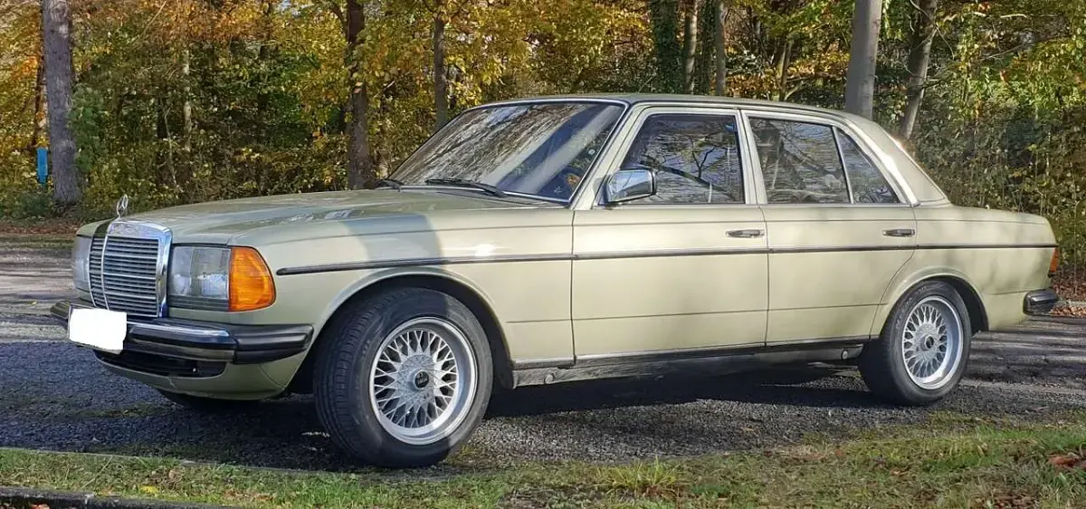 Gebraucht Mercedes 230 136 PS (100 kW) 1982 Grün Limousine