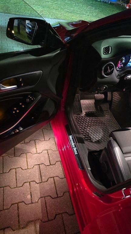 Gebraucht Mercedes CLA180 Shooting Brake Urban 122 PS (89 kW) 2017 Rot Kombi