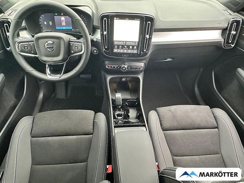 Neu Volvo XC40 Plus 163 PS (119 kW) 2025 Silber SUV