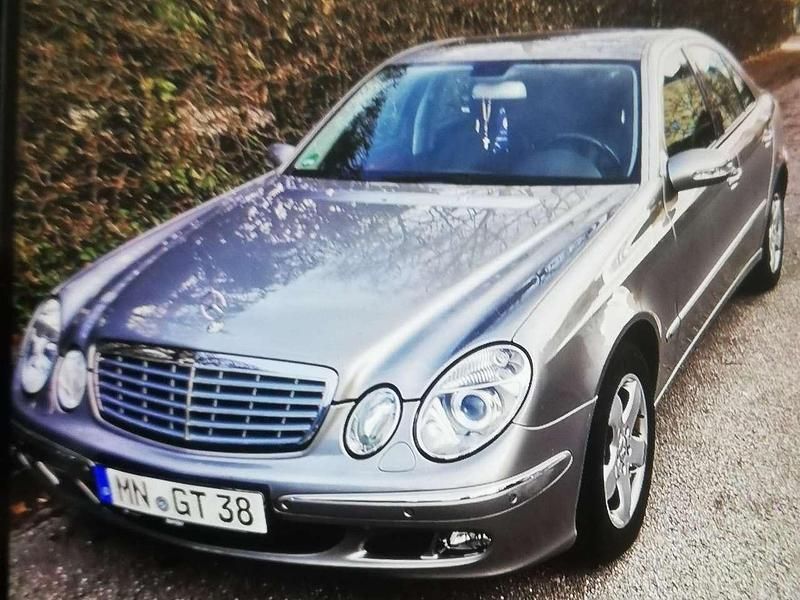 Silber Gebraucht 2005 Mercedes E240 Avantgarde Limousine | 7.800 € (Etwas zu teuer) - Bild 1/4