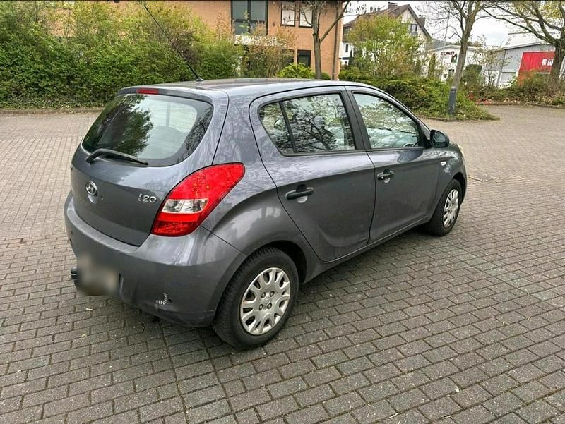 Gebraucht Hyundai i20 77 PS (56 kW) 2010 Grau Kleinwagen