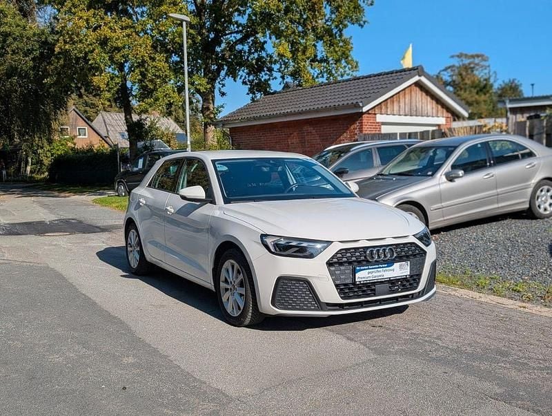 Weiß Gebraucht 2022 Audi A1 Sportback Kleinwagen | 18.900 € (Guter Preis) - Bild 1/4