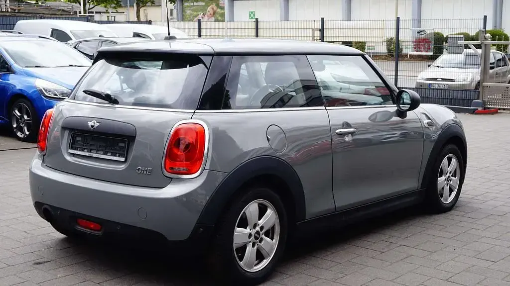 Gebraucht Mini ONE 102 PS (75 kW) 2017 Moonwalk grey (metallic) Kleinwagen