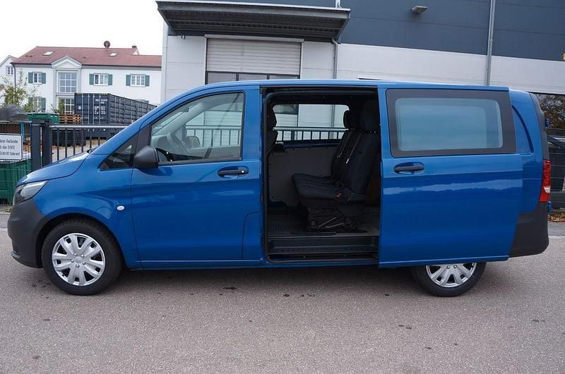 Blau Gebraucht 2017 Mercedes Vito Van / Kleinbus | 17.999 € (Fairer Preis) - Bild 1/4