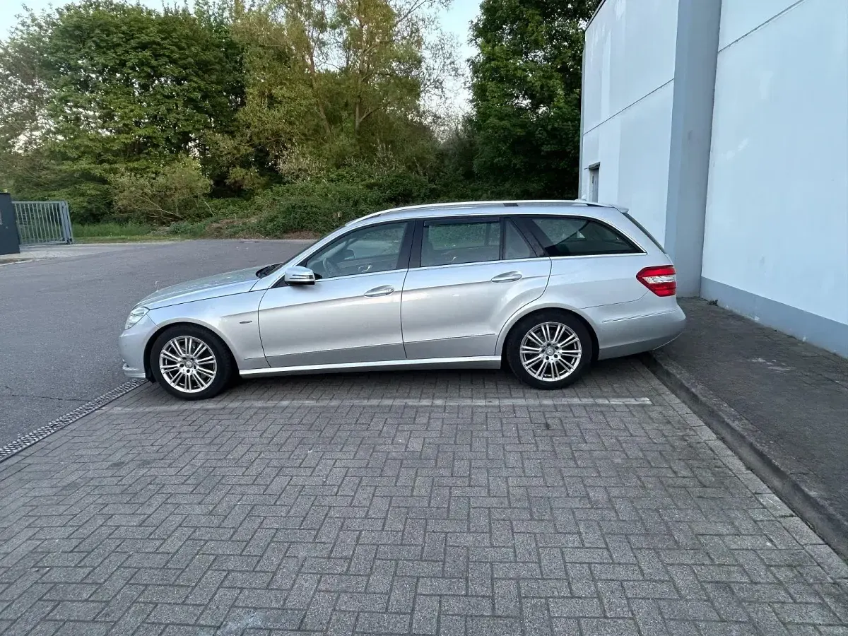 Gebraucht Mercedes E250 Elegance 204 PS (150 kW) 2011 Silber Limousine