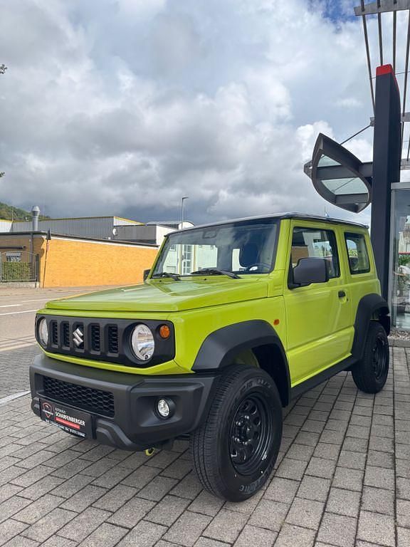 Grün Gebraucht 2022 Suzuki Jimny Comfort SUV | 29.900 € (Fairer Preis) - Bild 1/4